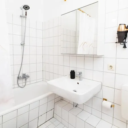 Smart - - Perfect For 5 Guests! Netflix - - Smart Tv - Free Parking Zone Apartment